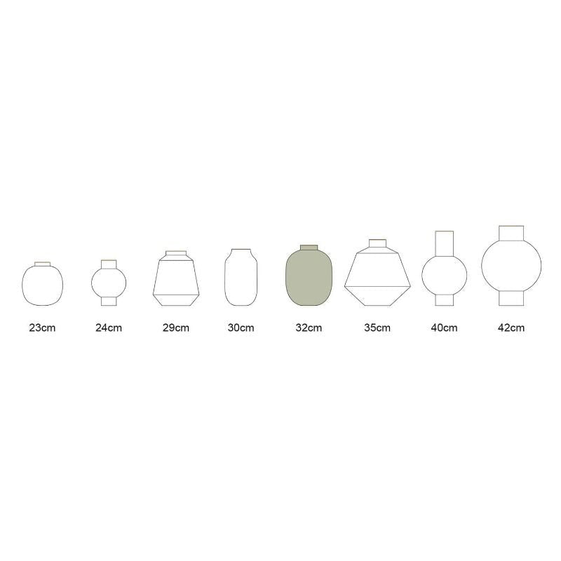 Vase size chart with measurements on a white background