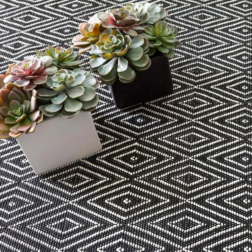 Diamond Black/Ivory Indoor/Outdoor Rug - Home Smith