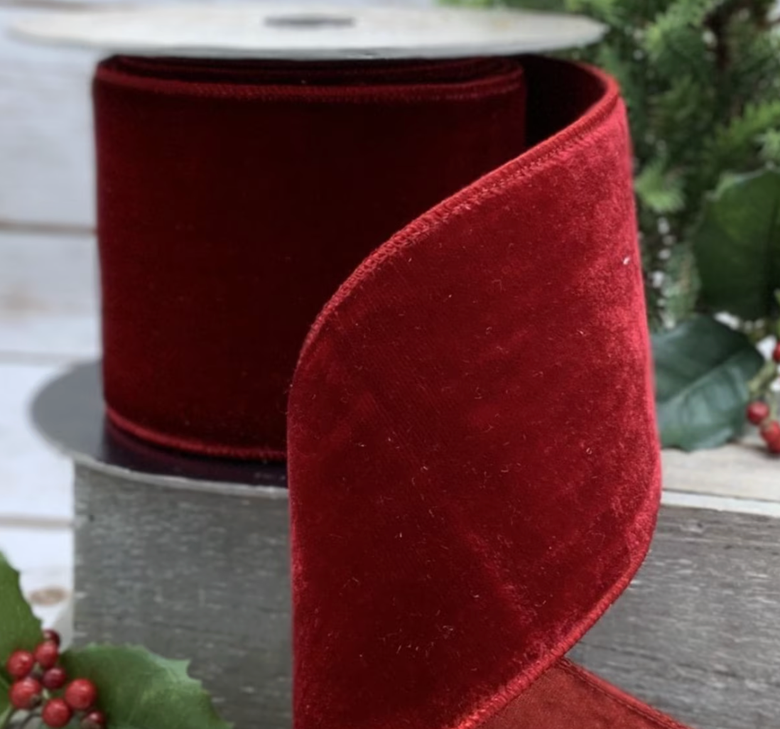 Velours luxuriant avec ruban en dupion au dos en rubis